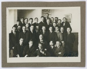 JWG kunstiõpetaja Arnold Kalmus õpilastega 1928